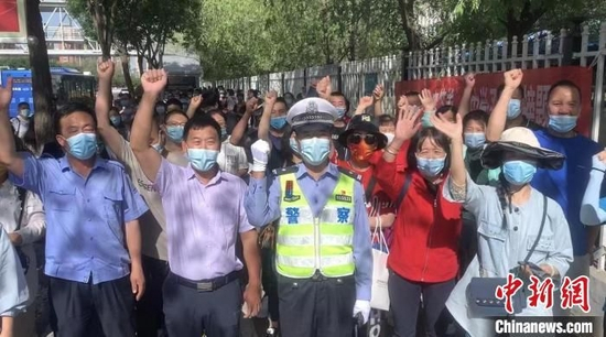 图为苏和和家长们一起为考生加油。　张林虎　摄