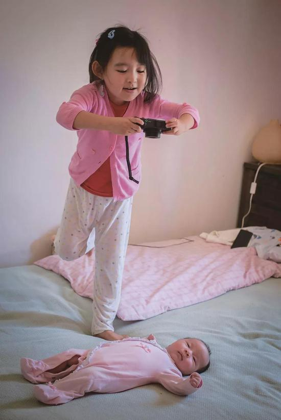 ☆焦距：35mm， 光圈：f/4  快门速度：1/200s， 感光度：ISO2200