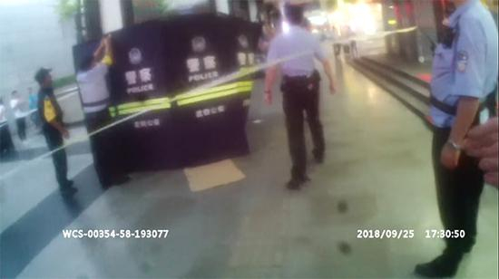 警方用围挡搭起临时产房。 执法记录仪拍摄