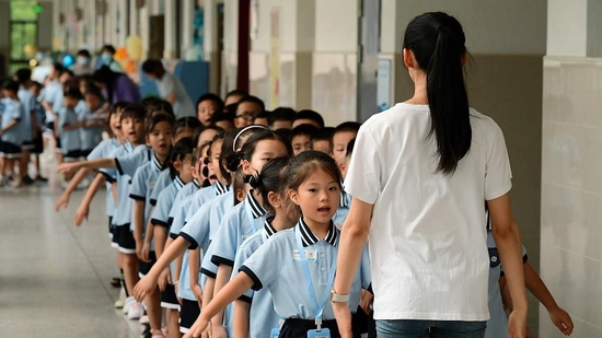 　　2022年8月31日，浙江省金华市，湖海塘小学开学季新生报到日，老师在给新入学的同学上开学第一课。人民视觉&nbsp; 资料图