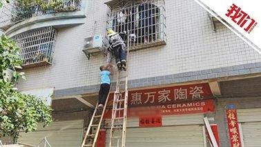 广西柳州一小孩头卡二楼防盗窗