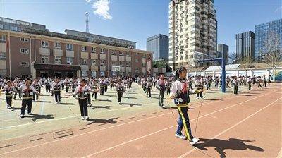 石景山区古城第二小学分校的学生们进行花式跳绳练习。