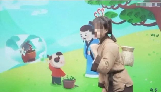　　▲前学而思大语文教师林楠网课截屏，课堂上，林楠有时需要像儿童剧本杀的NPC（非玩家角色工作人员）一样穿上特定的服装。受访者供图