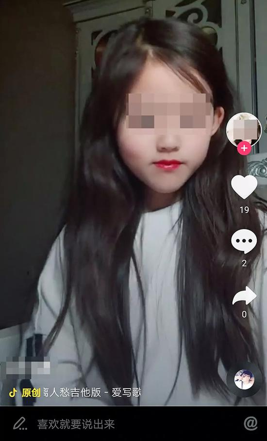 一个小女孩在抖音里发的视频