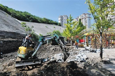 　　8月23日，门头沟京师实验小学附属幼儿园原址，工人在用挖掘机清理操场区域的淤泥和碎石。A06-A07版摄影/新京报记者 李木易