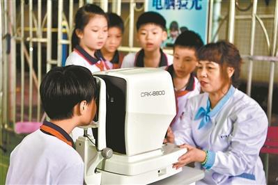 爱眼日校园健康主题宣传活动在署前路小学举行。 广州日报全媒体记者王燕 摄