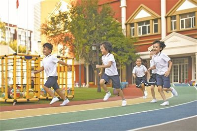 孩子们在跑道上快乐奔跑本版图片由视觉中国供图
