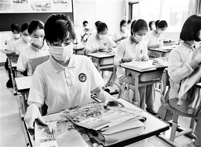 新学期，在北京二中，高二年级学生领取教材摄影/新华社记者 周良