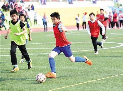 北京市昌平第二实验小学的学生们进行足球比赛。