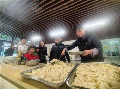 昌平区流村小学为住宿生提供饺子。学校供图