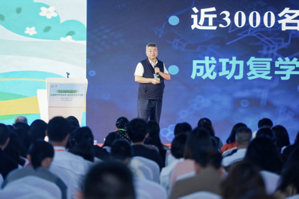 重庆市远恒佳学校总校长、昆明丑小鸭中学创校校长詹大年