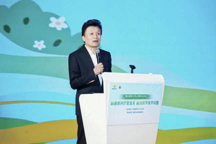 中国陶行知研究会副会长、教育部首任新闻发言人王旭明