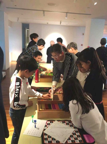 老师带领孩子们做游戏分享