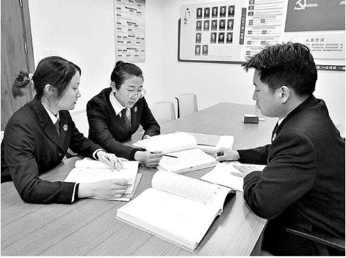 办案小组进行案件讨论。