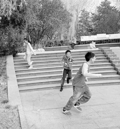 地坛周边一处公园里，孩子们追逐奔跑。