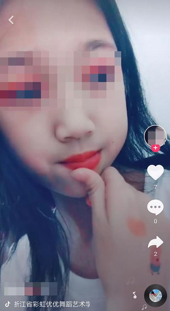 一个小女孩在抖音里发的视频
