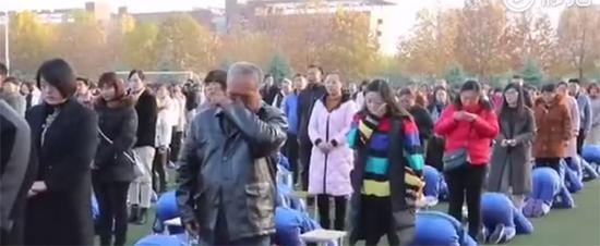 网友质疑“跪拜”不妥，学校公号回怼：你是不是有毛病？