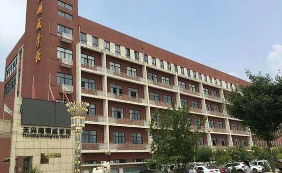 天兴海明威学校