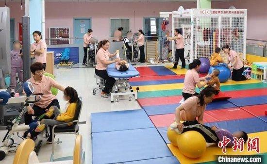 帮助残障儿童进行康复训练。　宁夏儿童福利院 供图