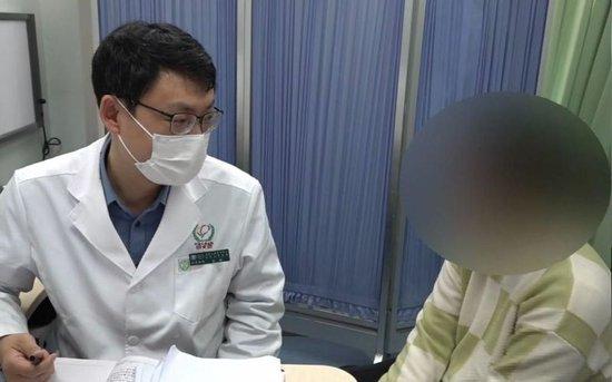 北京儿童医院心身医学科，李瑛正在问诊。受访者供图