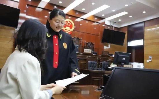 天津市东丽法院承办法官为当事人发出《关爱未成年人提示卡》。 图/天津市高级人民法院公众号