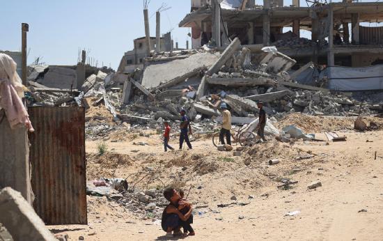 当地时间6月11日，加沙地带南部的汗尤尼斯，巴以冲突持续，一名当地儿童抱着一名蹒跚学步的幼儿。