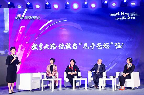 　　从左往右依次为：前央视主持人周洲；儿童性心理发展与性教育专家胡萍；儿科专家张思莱；著名儿童文学作家、接力出版社总编辑白冰；中西合璧育儿专家、谭盾夫人黄静洁