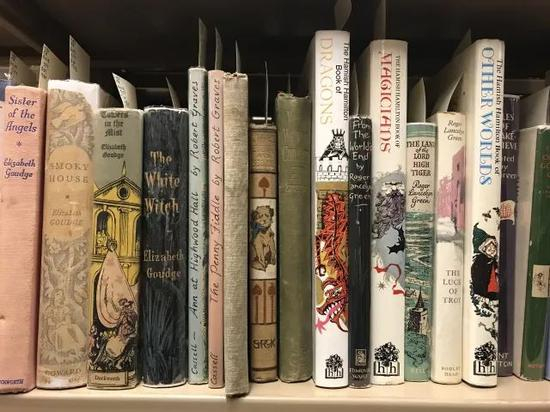 　　伊丽莎白·古吉，英格兰小说作家、短篇故事和儿童文学作家。最著名的文学作品为1946年的《小白马》，同年荣获卡内基奖章。