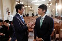 蒋丰:人气爆棚的小泉欲休陪产假戳中日本社会痛点