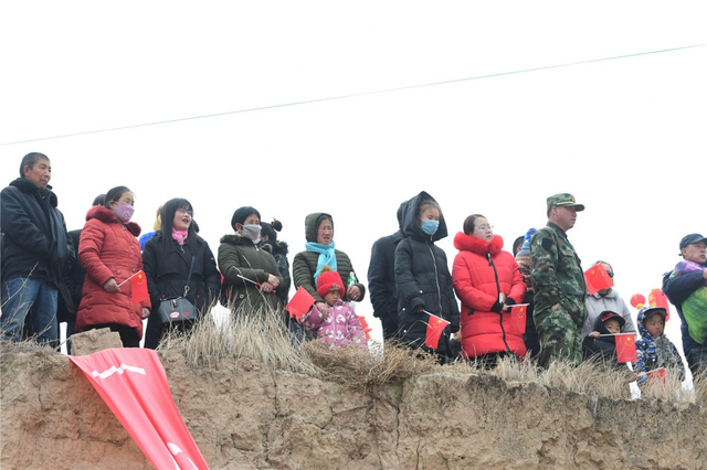 打谷场四周围满看热闹的人群.【摄影:七道阳光】