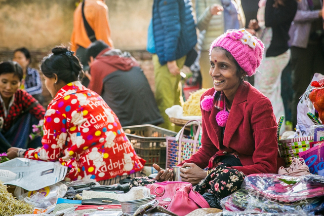 缅甸人收入低,生活贫困,但她们在生活中却保持着良好的心态,笑容时常