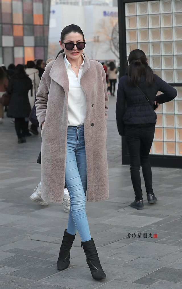 街拍:外国美女演绎的异域风情之美【图文:新浪博客@曹作兰艺术行走】