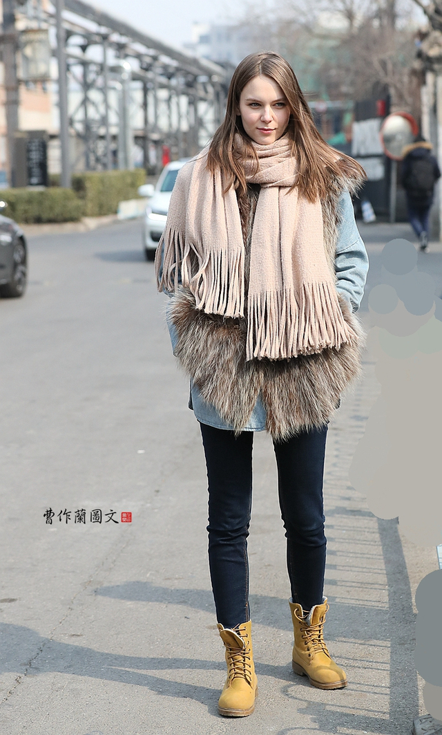街拍:外国美女演绎的异域风情之美【图文:新浪博客@曹作兰艺术行走】