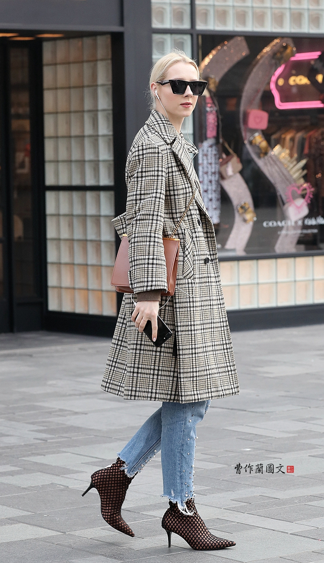 街拍:外国美女演绎的异域风情之美【图文:新浪博客@曹作兰艺术行走】