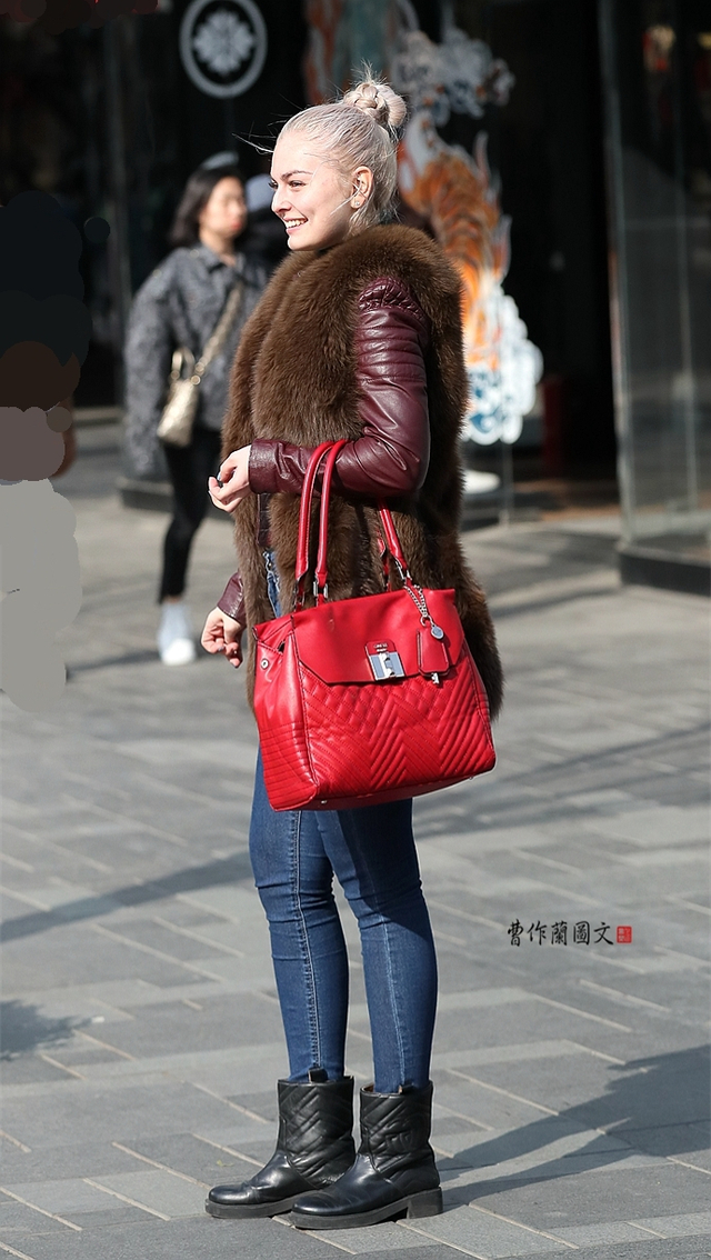 街拍:外国美女演绎的异域风情之美【图文:新浪博客@曹作兰艺术行走】