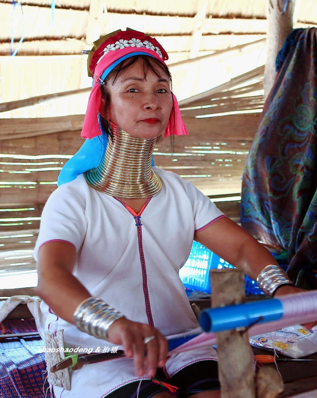 实拍:长颈族女人残酷的美