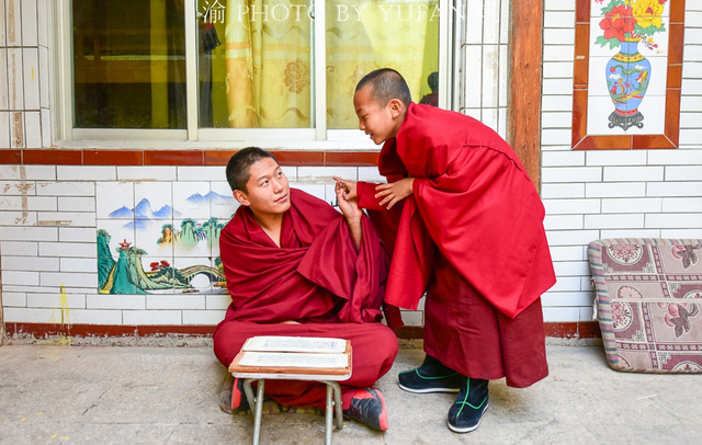 参加一个活动,有幸走进了热贡地区一个著名的藏传佛寺——吾屯下寺