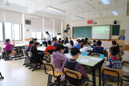 世界外国语中学精心安排面谈，关注学生的综合素养。