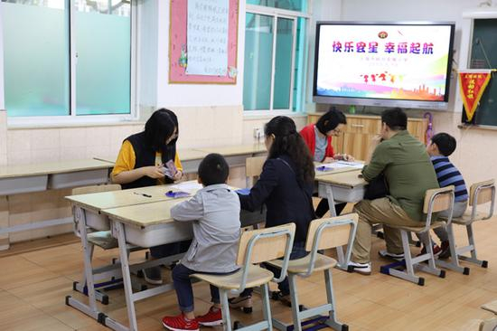 在民办宏星小学，工作人员正为前来面谈的学生进行信息验证。 本文图片均为何思哲 摄