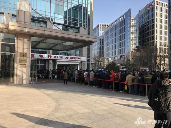 前往ofo总部退押金用户排起了长龙