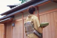 日本留守在家的妇女,靠什么释放生理需求