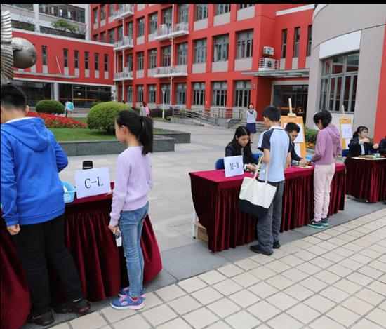 前来世界外国语中学面谈的学生正进行信息确认。