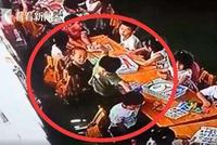 幼儿园班长抽打15名同学,老师为何全程默许?