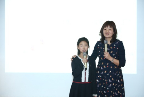 吕艳平和女儿诗朗诵