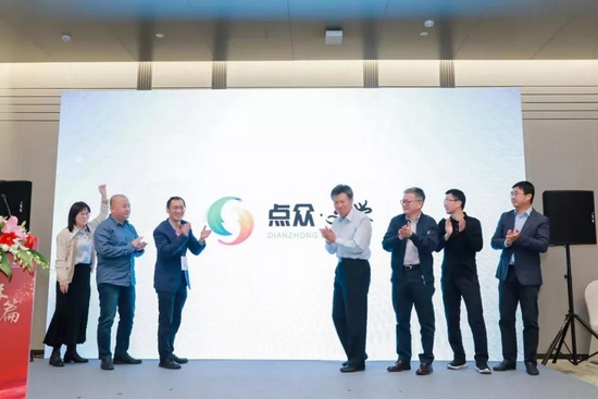 中国音像与数字出版协会常务副理事长兼秘书长敖然（右三）中共北京市委宣传部副部长、北京市新闻出版局局长王野霏（右四）点众科技董事长陈瑞卿（左三）