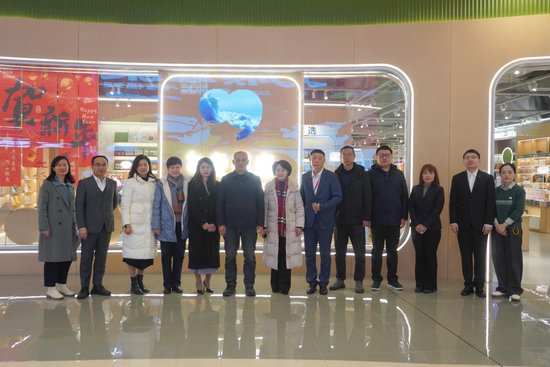 （湖南省政协副主席、民进湖南省委员会主委潘碧灵率队调研句象书店）