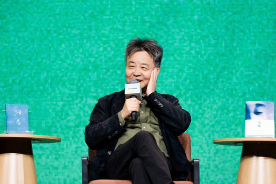 （图说：作家余华在对谈中分享创作灵感）
