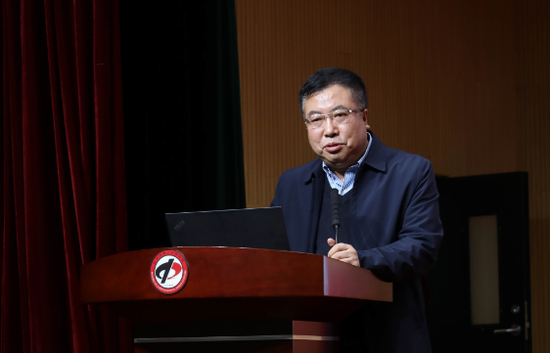 人民文学出版社社长臧永清发言