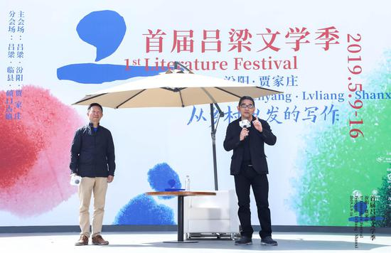 吕梁文学季文学总监欧阳江河与作家苏童在大家演讲活动现场