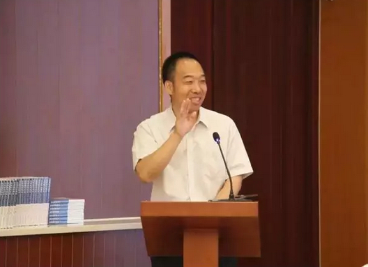 中央民族大学中华文化研究院院长刘成有教授主持会议